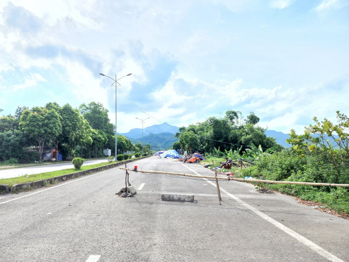 Giao thông bị chia cắt, gián đoạn chỉ vì bãi rác không phép. Báo Tri thức và Cuộc sống sẽ tiếp tục thông tin vụ việc. >>> Mời độc giả xem thêm video Sinh viên làm gạch từ rác thải nhựa: