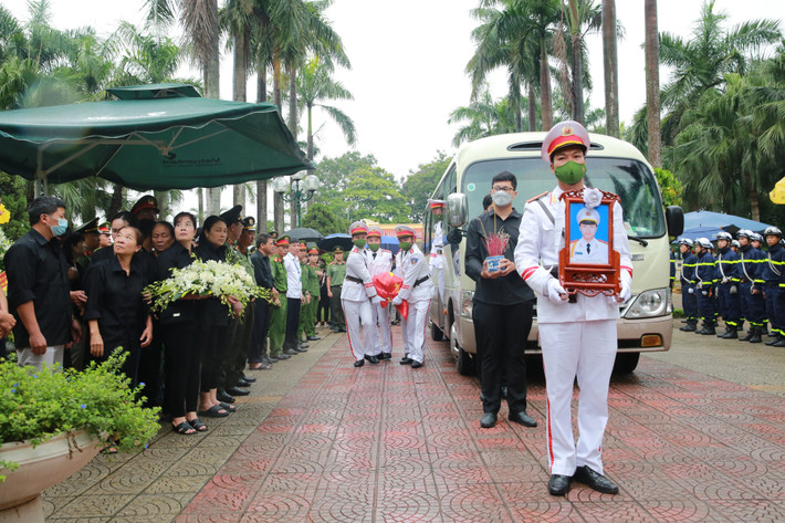 Giờ phút chia biệt, chỉ còn chung một giọng nghèn nghẹn và nơi khóe mắt tuôn trào: “Đồng đội ơi, hãy yên nghỉ nhé”.