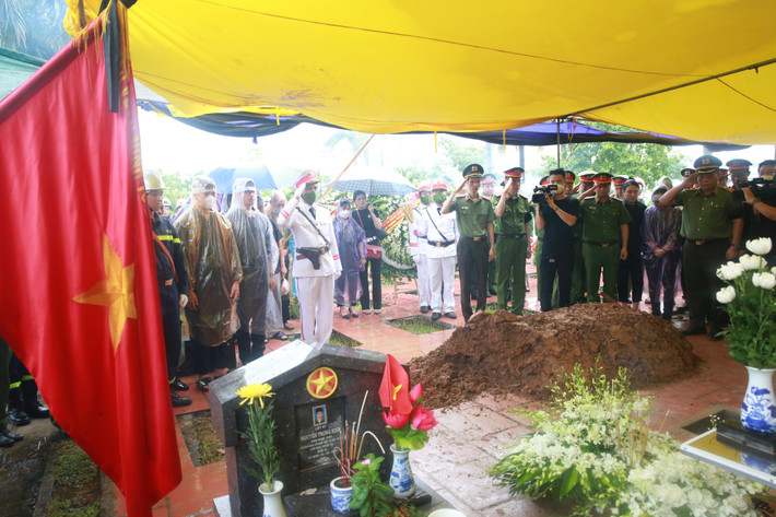 Trong chiếc áo mưa mỏng, trên tay cầm hoa bó hoa huệ trắng muốt, những người dân địa phương đều tỏ lòng tiếc thương và cảm động trước sự hy sinh anh dũng của người lính cứu hỏa Công an Thủ đô.
