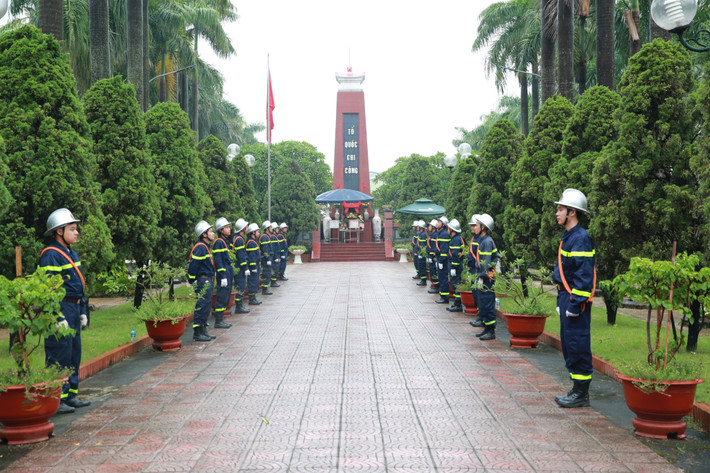 Trong không khí trang nghiêm, trầm mặc, uy nghi biểu tượng Tổ quốc ghi công giữa nghĩa trang Liệt sĩ Thành phố, lá cờ Tổ quốc treo trên cao và hàng nghìn lá cờ đỏ sao vàng trên mỗi phần mộ của những Liệt sĩ thế hệ ông, cha đang an nghỉ ở đây, hôm nay đón thêm các Anh hùng Liệt sỹ là những người lính cứu hỏa ở thời bình nằm xuống.