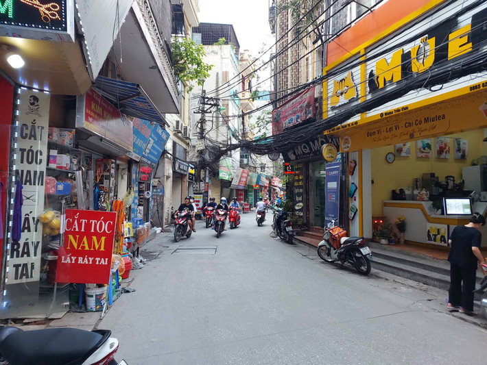 Ngày 1/8/2022, Phó Thủ tướng Thường trực Chính phủ Phạm Bình Minh đã ký Công điện 683/CĐ-TTg về vụ cháy tại số 231 phố Quan Hoa, quận Cầu Giấy, TP Hà Nội. Theo đó, yêu cầu Bộ Công an, UBND các tỉnh, thành phố trực thuộc Trung ương chỉ đạo các lực lượng chức năng thường xuyên kiểm tra, rà soát các cơ sở có nguy cơ cháy cao trên địa bàn, kịp thời phát hiện chấn chỉnh, khắc phục các vi phạm, kiên quyết tạm đình chỉ, đình chỉ hoạt động đối với cơ sở không bảo đảm an toàn phòng cháy, chữa cháy. Trường hợp vi phạm nghiêm trọng cần xem xét, truy cứu trách nhiệm hình sự theo quy định của pháp luật.