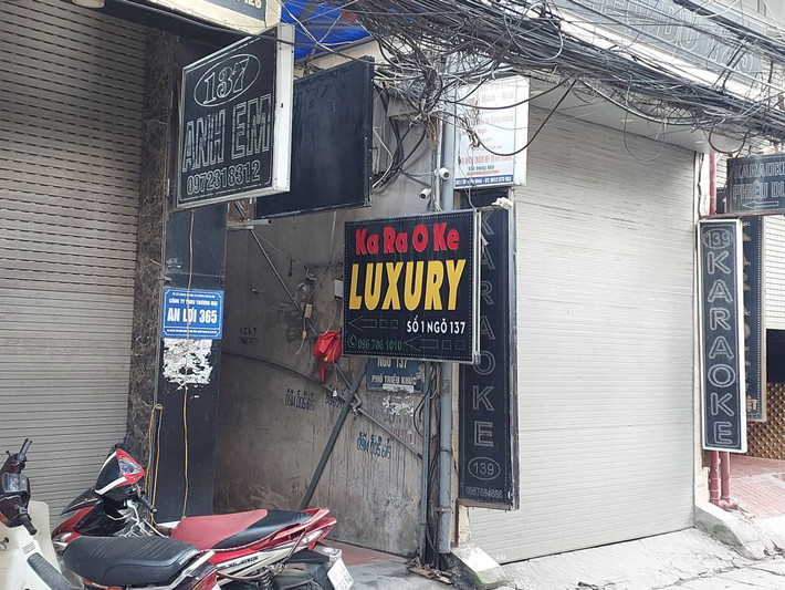 Nhiều quán nằm sâu trong ngõ nhỏ và hoạt động đêm muộn gây ảnh hưởng đến sinh hoạt hàng ngày của người dân. Thực tế, tháng 11/2020, ngay trên phố Triều Khúc, một người đàn ông 61 tuổi đã dùng “bom xăng” ném sang nhà hàng xóm để dằn mặt vì tiếng ồn karaoke đêm muộn.