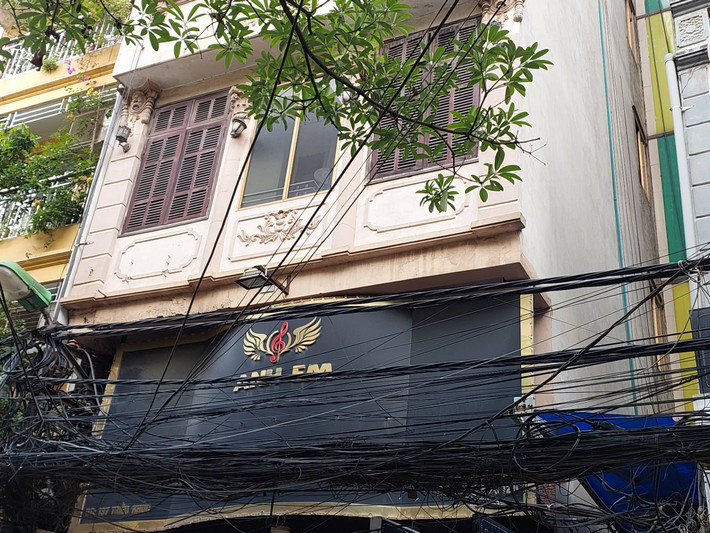 Dây điện bủa vây quán karaoke khiến nguy cơ cháy nổ cao. Trong khi, hầu hết các quán karaoke tại phố Triều Khúc đều thiếu và trang bị sơ sài dụng cụ PCCC.