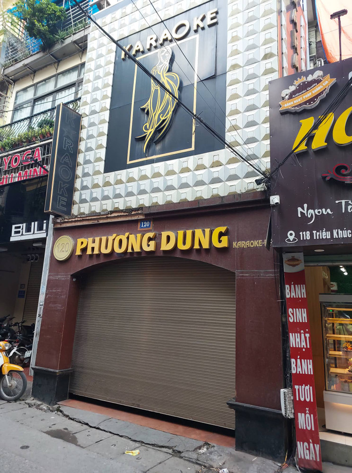 Thậm chí, toàn bộ cửa sổ, lan can của quán đều bị treo biển quảng cáo phủ rộng, bịt kín cửa sổ gây nguy cơ cháy nổ và làm khó công tác cứu hộ, chữa cháy nếu xảy ra sự cố.