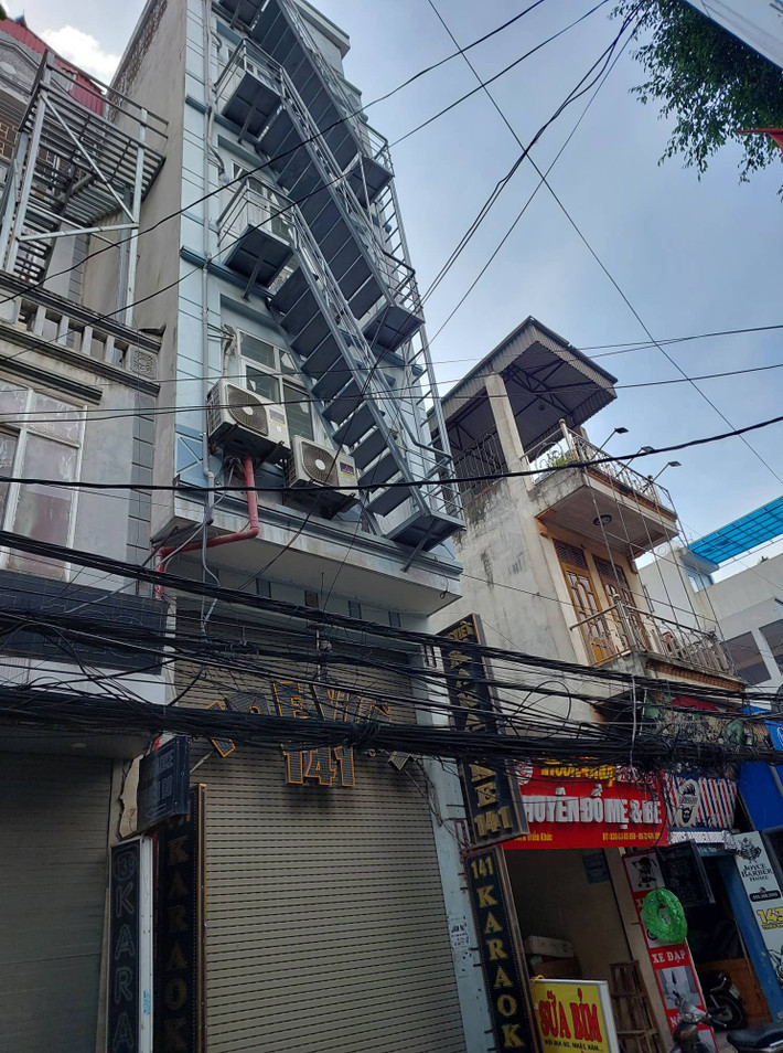 Một quán hiếm hoi trên phố Triều Khúc có hệ thống thang thoát hiểm độc lập. Tuy nhiên, dàn dây điện giăng lối càng khiến nguy cơ cháy nổ, chập điện xảy ra.