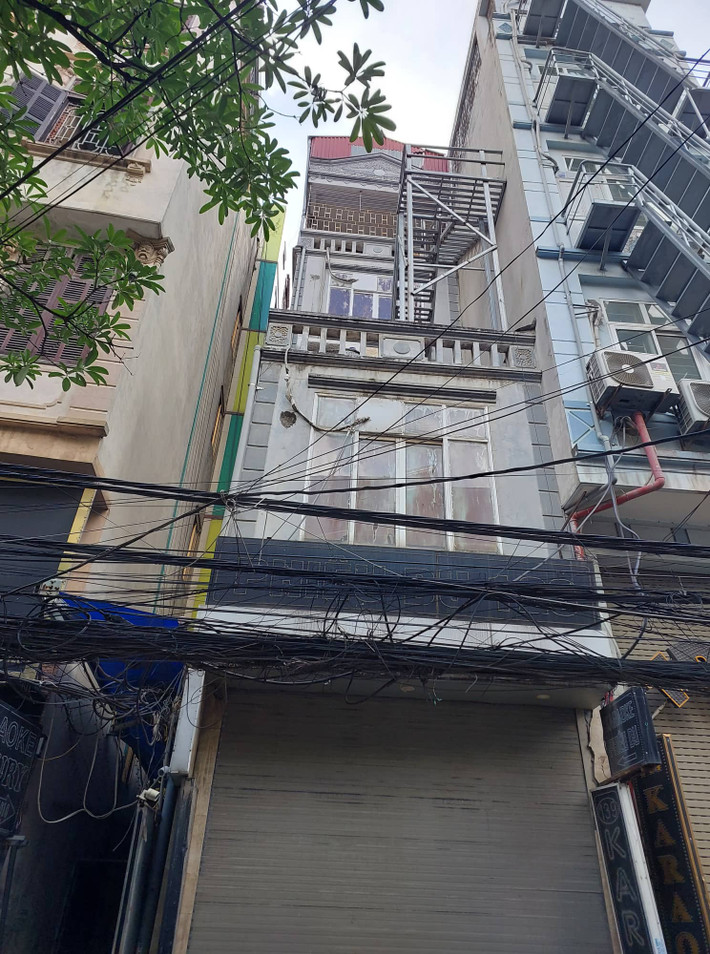 Ngay sát cạnh cũng là một quán karaoke nhưng lại có thang thoát hiểm "nửa vời", lưng chừng.