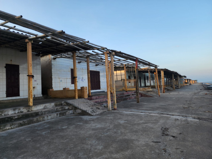 Từ đầu năm 2021, hơn 100 ki ốt ven biển Quất Lâm (Giao Thủy, Nam Định) dừng hoạt động và bị tháo dỡ để bàn giao lại đất cho chính quyền địa phương. Cũng từ đây, khu du lịch Quất Lâm không còn đón lượng khách lớn từ các tỉnh, thay vào đó là cảnh heo hút, hoang tàn, vắng lặng. Trước đó, nơi đây là một trong những điểm nóng về tệ nạn mại dâm của tỉnh Nam Định.