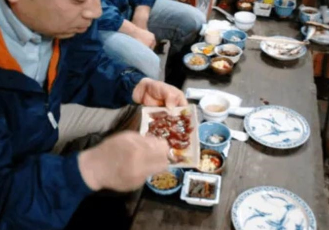 May mắn thay, sau khi thưởng thức món thịt quạ sống, không có gì bất thường xảy ra với phóng viên đó vào ngày hôm sau.