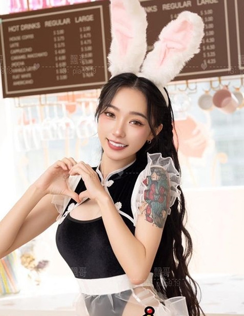 Trước đó, hình ảnh cô nàng hoá nàng thỏ Playboy cũng nhận được nhiều sự quan tâm.
