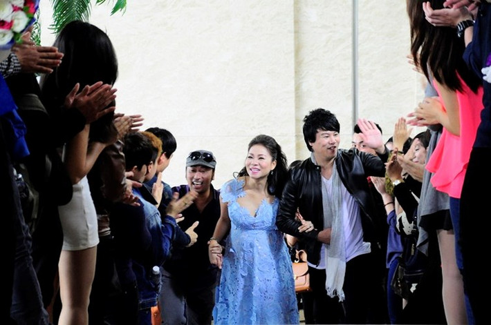 Trong đó, việc dừng cấp phép với chương trình Vietnam Idol gây chú ý hơn cả, bởi chương trình đang rầm rộ trở lại cùng bộ tứ giám khảo: Quang Dũng, Thu Minh, Thanh Bùi và Bằng Kiều. Với những chương trình khác mà Giấy chứng nhận đăng ký chương trình liên kết còn hiệu lực, nếu trong thời gian tới để xảy ra các sai phạm, Bộ TT&TT sẽ thu hồi Giấy chứng nhận và có biện pháp xử phạt vi phạm hành chính theo quy định.
