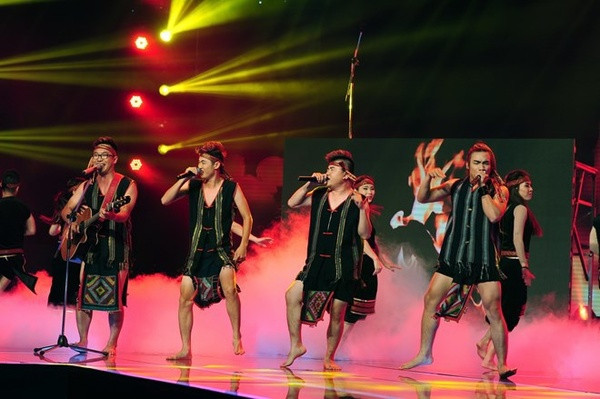 "The X Factor - Nhân tố bí ẩn" cũng là chương trình của Cát Tiên Sa thu hút được sự quan tâm của dư luận. Tuy nhiên đây cũng là chương trình dính nhiều ồn ào nhất, từ thí sinh đeo mặt nạ lừa khán giả, vụ lấy khăn Piêu làm khố, đến lùm xùm nghi vấn tình cảm của Đàm Vĩnh Hưng và Loki Bảo Long.