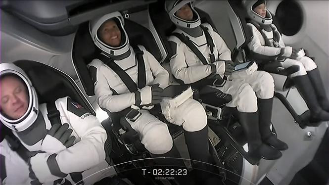 Ngày 15/9, sứ mệnh Inspiration4 của SpaceX kéo dài 3 ngày được phóng đi trên tên lửa SpaceX Falcon 9 và tàu vũ trụ Crew Dragon từ Trung tâm Vũ trụ Kennedy của NASA ở Florida, Mỹ. Vào khoảng 7h tối 18/9 (theo giờ miền đông Mỹ), tàu vũ trụ Crew Dragon chở theo phi hành đoàn Inspiration4 đã hạ cánh an toàn xuống Đại Tây Dương, ngoài khơi bờ biển Florida.