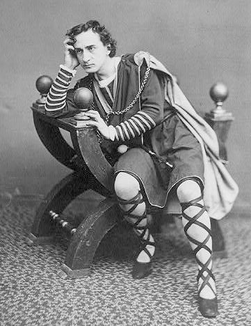 Edwin Booth sinh năm 1833 và là con trai thứ hai trong số 3 người con của Junius Brutus Booth. Anh trai của kẻ sát nhân John nổi tiếng là một trong những diễn viên kịch tài năng nhất của thế kỷ 19. Ông gây tiếng vang với vai diễn Hamlet khi biểu diễn tác phẩm kịch của Shakespeare.