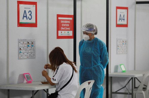 Trước khi ghi nhận ca mắc biến chủng Omicron đầu tiên, Singapore hạn chế nhập cảnh người đến từ 7 quốc gia châu Phi kể từ ngày 27/11. Quốc đảo sư tử có động thái này ngay trước khi Tổ chức Y tế thế giới (WHO) xếp Omicron vào nhóm biến thể đáng lo ngại chung với biến thể Delta.