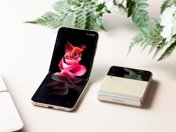 Bộ đôi smartphone cao cấp nhất của Samsung cũng giúp người trẻ góp phần tạo ra những xu hướng mới. Hiện FPT Shop niêm yết giá khuyến mại áp dụng đến ngày 31/12 của Samsung Galaxy ZFold3 5G 256GB có giá 39.990.000 đồng. Trong khi đó, Samsung Galaxy Z Flip3 5G 128GB có giá 22.990.000 đồng.