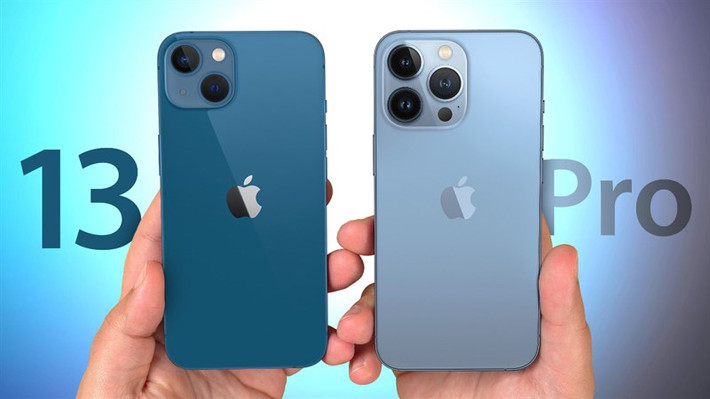 Bên cạnh những giỏ bánh kẹo, rượu, đặc sản vùng miền, smartphone thời thượng là món quà Tết 2022 được nhiều người tiêu dùng lựa chọn. Trong số này, iPhone 13 và iPhone 13 Pro Max được dự đoán là món quà được nhiều người mua tặng người thân, bạn bè, đối tác trong dịp năm mới.
