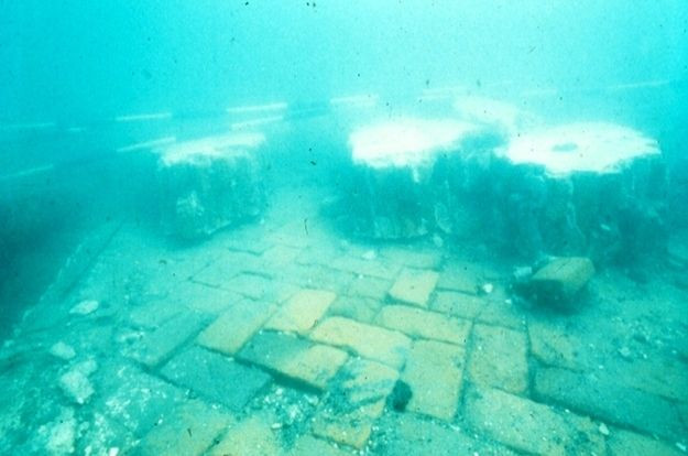 Các chuyên gia và những người thích lặn biện có thể lặn xuống độ sâu hơn 12m để khám phá và chiêm ngưỡng những công trình còn sót lại ở Port Royal.