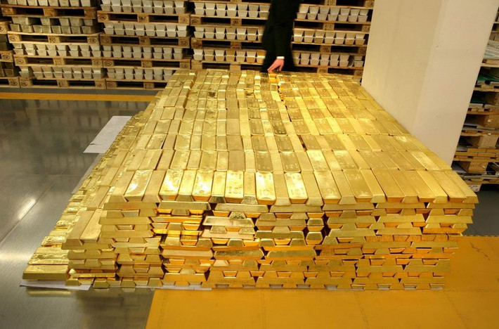 Những nhân viên làm việc trong hầm vàng Fort Knox đều phải tuyên thệ bảo vệ bí mật của nơi này. Họ sẽ không khẳng định hay phủ nhận bất kỳ thông tin nào liên quan đến hầm vàng lớn nhất thế giới.