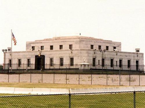 Nằm trên khu đồi thuộc bang Kentucky, phía ngoài là căn cứ quân sự, hầm vàng Fort Knox được Mỹ xây dựng vào năm 1936. Theo các chuyên gia, kho vàng này giữ khoảng 47 triệu ounce vàng có giá trị thị trường theo tỷ giá hiện nay là khoảng 186 tỷ USD.