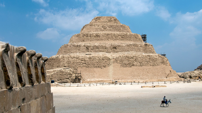 Một dấu ấn lớn khác của pharaoh Djoser là việc cho xây dựng kim tự tháp bậc thang mang tên ông vào khoảng 4.700 năm trước.