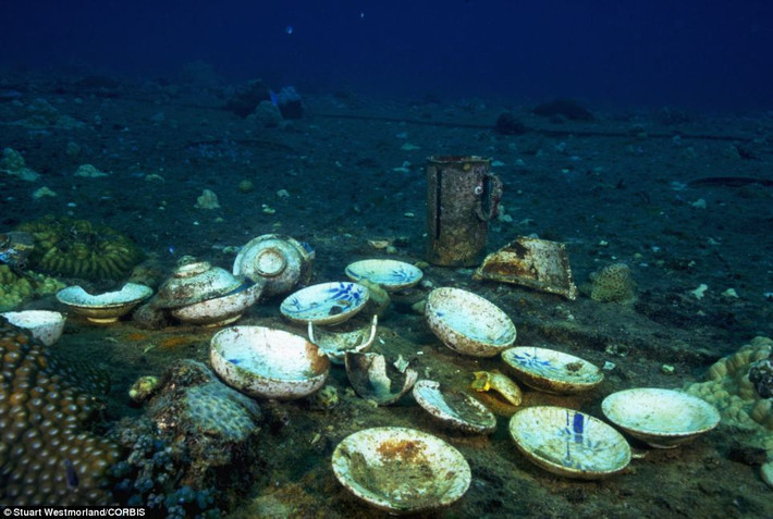 Khi lặn xuống Chuuk Lagoon, những thợ lặn không chỉ nhìn thấy những xác tàu, máy bay mà còn có cả súng đạn, quần áo, giày dép, đồ đạc của lính Nhật Bản năm xưa, đồ dùng sinh hoạt hàng ngày như bát đĩa, ấm chén...