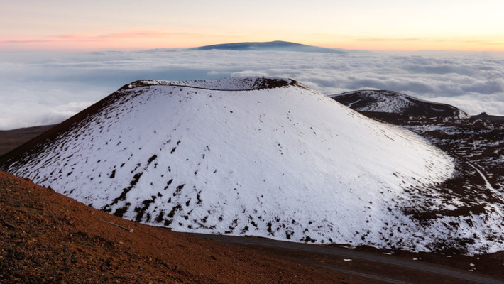 Là một ngọn núi lửa chết ở quần đảo Hawaii, Mauna Kea hình thành cách đây khoảng 1 triệu năm khi các mảng kiến tạo Thái Bình Dương di chuyển qua Hawaii.