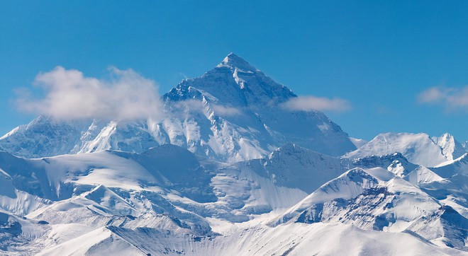 Everest ở Nepal nổi tiếng thế giới là đỉnh núi cao nhất thế giới với chiều cao lên tới 8.848,86m so với mực nước biển. Tuy nhiên, đây không phải là ngọn núi cao nhất Trái đất tính từ chân tới đỉnh.
