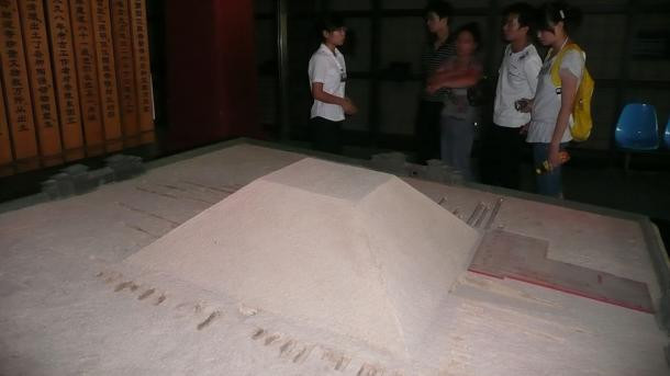 Người thứ hai đến từ phương Tây ghi chép về việc nhìn thấy kim tự tháp "ma" ở Thiểm Tây là James Gaussman. Vào năm 1945, phi công thuộc Không quân Mỹ bất ngờ nhìn thấy công trình bí ẩn đó khi lái máy bay từ Trung Quốc đến Assam, Ấn Độ.
