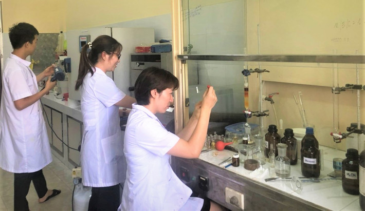 2. Nghiên cứu thành công phương pháp mới tổng hợp thuốc điều trị SARS-CoV-2 trong phòng thí nghiệm. Vào tháng 6/2021, Viện Hóa học – Viện Hàn lâm Khoa học và Công nghệ Việt Nam thông báo đã tiến hành nghiên cứu tổng hợp thuốc điều trị SARS-CoV-2. Theo đó, Viện Hóa học nghiên cứu thành công phương pháp mới, hiệu quả tổng hợp thuốc Favipiravir trong phòng thí nghiệm.
