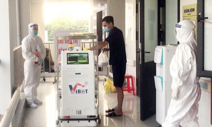 Thêm nữa, AI cũng hiện hữu ngay trong các khu cách ly, bệnh viện với robot tự động giúp khử khuẩn, giao hàng, đưa thuốc cho người bệnh... Vào ngày 8/8/2021, lễ công bố kết nối Nền tảng hỗ trợ tư vấn khám, chữa bệnh từ xa (Telehealth) tới 100% tuyến huyện và ra mắt Trung tâm công nghệ phòng, chống dịch COVID-19 Quốc gia được tổ chức tại Hà Nội.