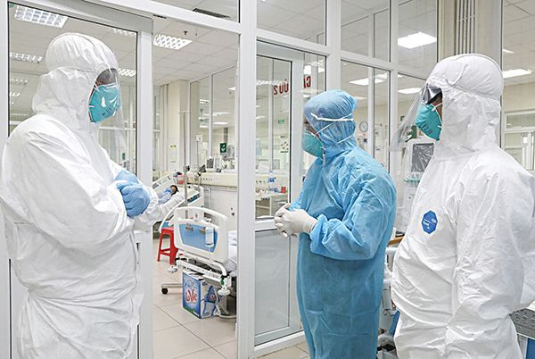 Favipiravir là thuốc có cơ chế hoạt động tương tự như Remdesivir nhưng được sử dụng ở đường uống và lần đầu tiên được sử dụng chống SARS-CoV-2 ở Vũ Hán. Loại thuốc này cũng được Italy, Nhật Bản, Nga và một số quốc gia khác chấp thuận sử dụng.
