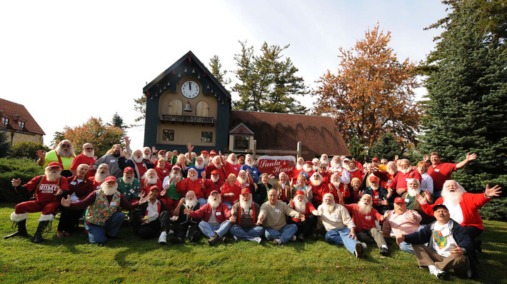 Ngôi trường đào tạo ông già Noel nổi tiếng nhất thế giới có tên Charles W. Howard Santa Claus ở Midland, Michigan, Mỹ. Nơi đây được ví như Harvard trong lĩnh vực này.