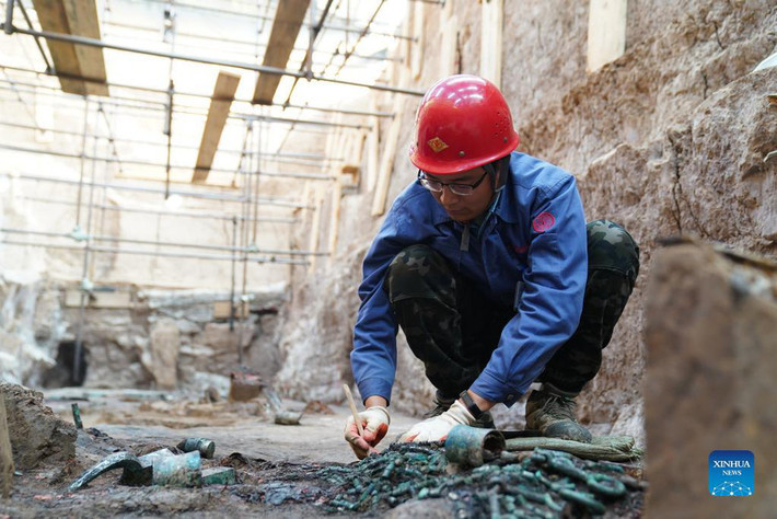 Công trình này có 4 đường dốc dẫn vào bên trong. Các lối vào lăng mộ nằm ở độ sâu 2 - 4,5m so với mặt đất. Ảnh: Xinhua.