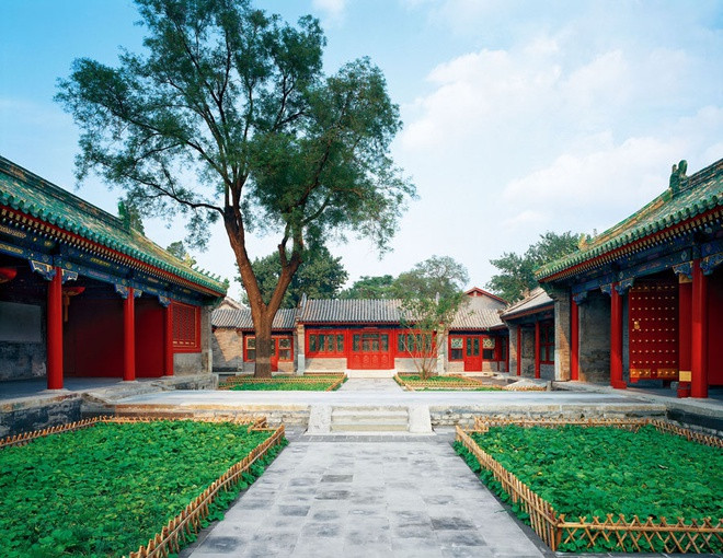 Tổng diện tích Cung Vương Phủ lên tới 60.000 m2. Trong số này, phủ đệ chiếm 32.000 m2 và hoa viên chiếm 28.000 m2. Bên trong phủ của Hòa Thân có 3 tòa lầu kéo dài từ phía tây kinh thành đến phía bắc.