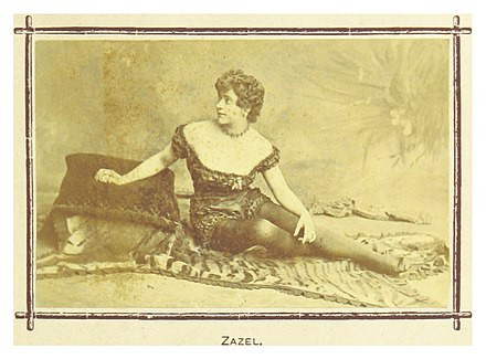 Sinh năm 1860 ở London, Rossa vô cùng tự tin khi biểu diễn "súng thần công người" trước hàng ngàn khán giả. Bà có bản lĩnh như vậy nhời thực hiện các màn biểu diễn mạo hiểm như nhảy cầu hay đu người trên không từ khi 4 - 5 tuổi.