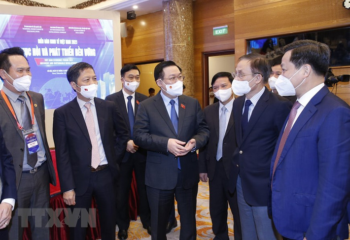 Chủ tịch Quốc hội Vương Đình Huệ trao đổi với các đại biểu. (Ảnh: Doãn Tấn/TTXVN)