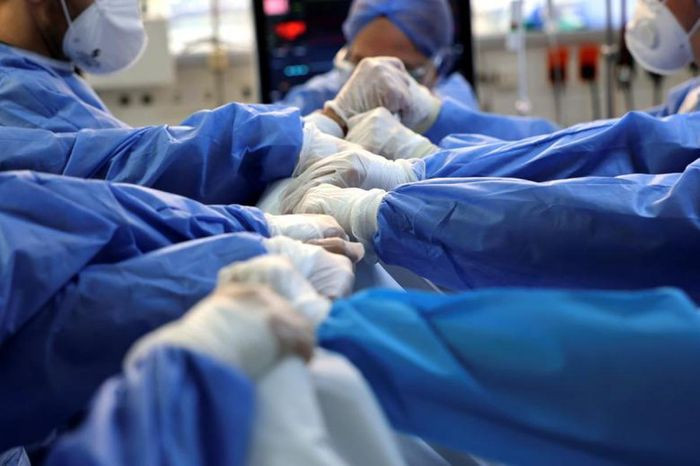 Nhân viên y tế đưa một bệnh nhân COVID-19 tới phòng chăm sóc tích cực (ICU) tại bệnh viện Sotiria ở Athens, Hy Lạp ngày 9/2/2021.