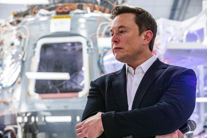 Vào ngày 13/12, tạp chí Time của Mỹ bình chọn Giám đốc điều hành Hãng xe điện Tesla và Công ty tàu vũ trụ SpaceX, tỷ phú Elon Musk, là nhân vật của năm 2021.