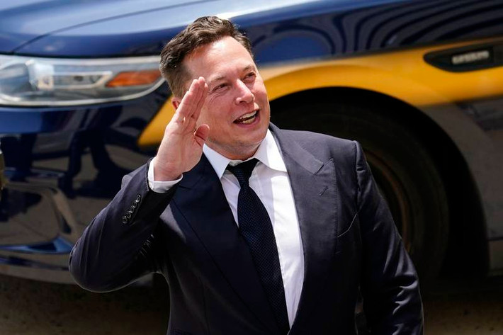 Vào năm 1999, ông Musk bán Zip2 và kiếm được 22 triệu USD. Những năm sau đó, ông lần lượt thành lập 3 công ty: PayPal - hoạt động trong lĩnh vực Internet, Tesla Motors - hoạt động trong lĩnh vực năng lượng sạch và SpaceX - hoạt động trong lĩnh vực không gian vũ trụ.