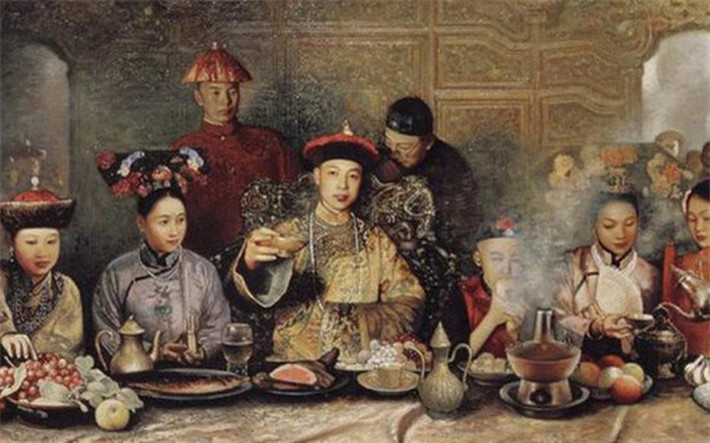 Trong nhiều bộ phim cổ trang Trung Quốc, khán giả ấn tượng với hình ảnh nhiều vị quan nhà Thanh đeo trên cổ một chuỗi vòng dài. Nó có hình dáng khá giống tràng hạt của các tăng ni, Phật tử đeo.