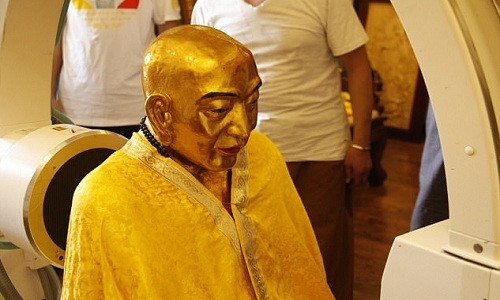 Chùa Định Huệ ở thành phố Vũ An thuộc tỉnh Hà Bắc phía bắc Trung Quốc là nơi lưu giữ hài cốt mạ vàng của nhà sư Từ Hiền. Xác ướp nhà sư hơn 1.000 tuổi này khiến giới chuyên gia vô cùng bất ngờ khi xem kết quả chụp X-quang.