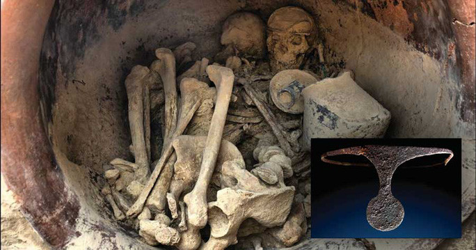 Các nhà khảo cổ thuộc Đại học Autònoma de Barcelona (UAB - Tây Ban Nha) đã tiến hành khai quật "Grave 38" - ngôi mộ cổ ở La Almoloya, Pliego, Murcia, Tây Ban Nha. Theo đó, họ tìm thấy một cỗ quan tài bên trong mộ cổ. Khi mở nắp quan tài, nhóm chuyên gia bất ngờ khi thấy cặp đôi hài cốt được bao quanh bởi nhiều báu vật.