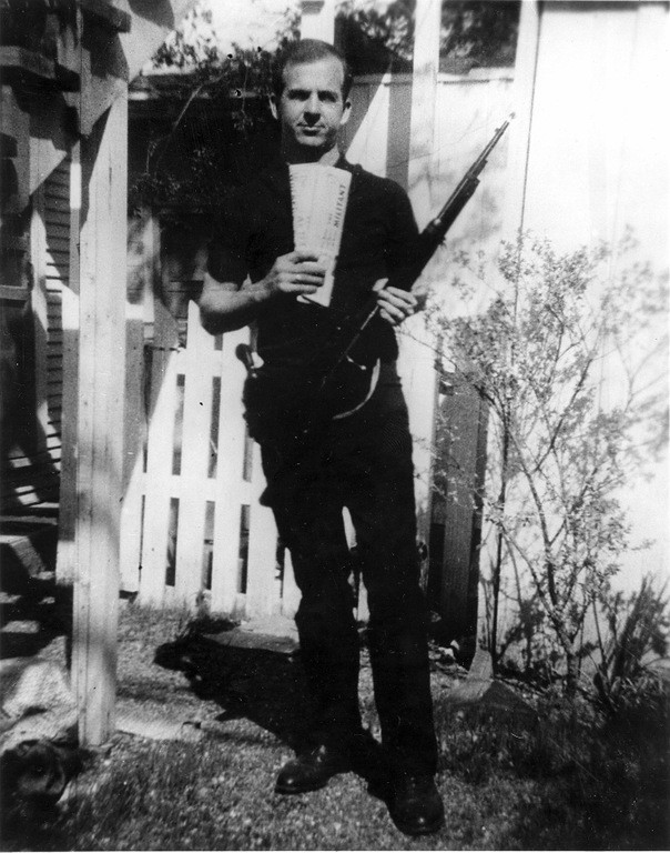 Lần hầu tòa đầu tiên của Lee Harvey Oswald là vì đánh nhau với một sĩ quan cấp trên. Lần vướng lao lý tiếp theo là vì gã tự bắn vào khuỷu tay của mình. Sau khi xuất ngũ, gã từng có khoảng thời gian sống ở Liên Xô từ 9/1959 - 6/1962. Để tới xứ sở bạch dương, gã tốn không ít công sức, thậm chí lấy tính mạng ra cược.
