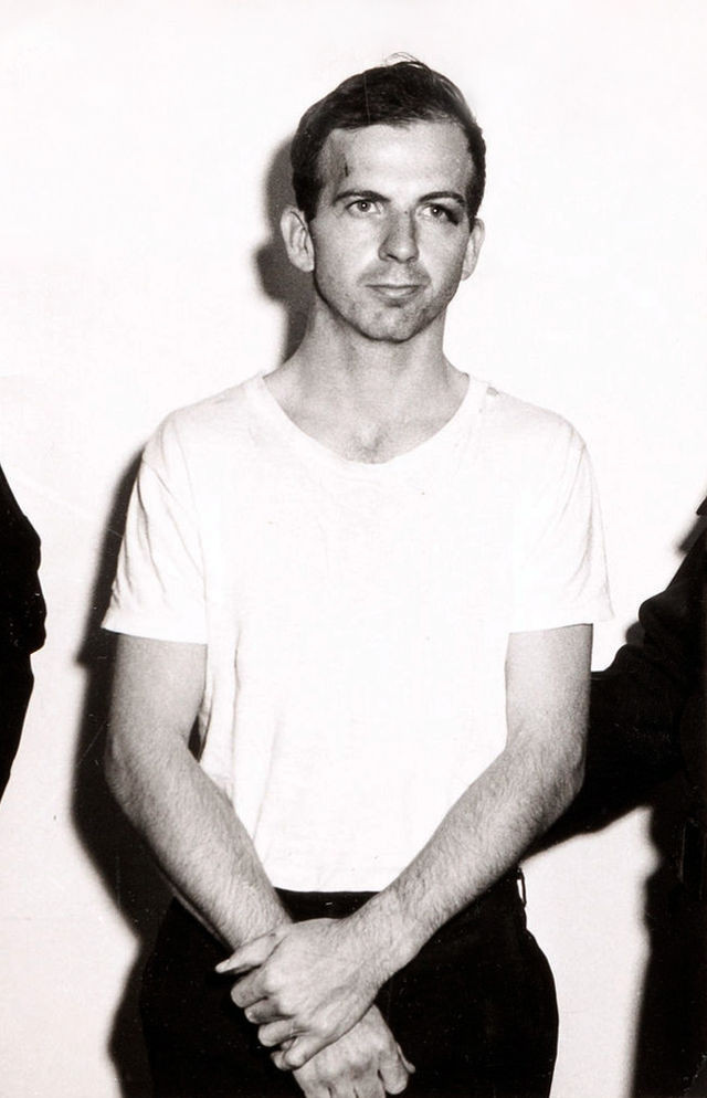 Sau khi gây ra cái chết của Tổng thống Kennedy, công chúng tò mò về cuộc đời của Lee Harvey Oswald. Theo đó, họ phát hiện kẻ sát nhân bị cả nước Mỹ nguyền rủa có quá khứ "bất hảo".