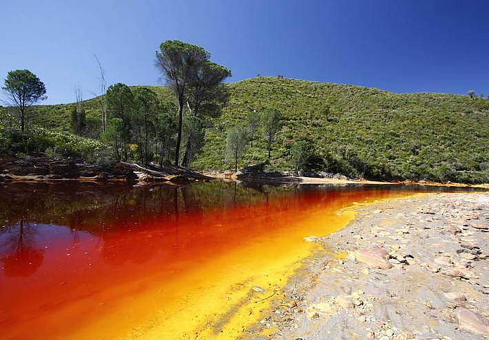 Khi nhìn thấy nước sông Rio Tinto có màu đỏ như vậy, nhiều người cứ ngỡ như lạc đến vùng đất trên sao Hỏa.
