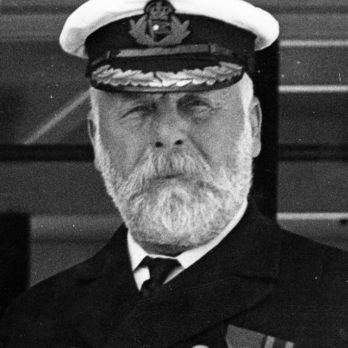 Tuy nhiên, sau khi xảy ra vụ chìm tàu Titanic kinh hoàng, một hành khách có tên Emily Richards cáo buộc thuyền trưởng Edward phải chịu trách nhiệm cho thảm kịch này.
