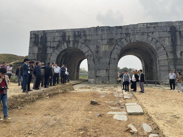 Đặc biệt, cuộc khai quật đã xuất lộ rõ dấu tích con đường Hoàng gia trong nội thành với những dấu tích kè đá xanh và lát đá phiến nằm chính giữa cổng Nam Thành nhà Hồ nối thẳng về phía Nam đến di tích đàn tế Nam Giao, nối về phía Bắc con đường hướng vào Trung tâm Nội thành. Ảnh: Hoa Mai/TTXVN.
