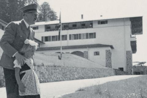 Biệt thự Berghof là ngôi nhà mang đậm dấu ấn cá nhân Hitler. Theo lệnh trùm phát xít, căn biệt thự được sơn màu chủ đạo là xanh nhạt.