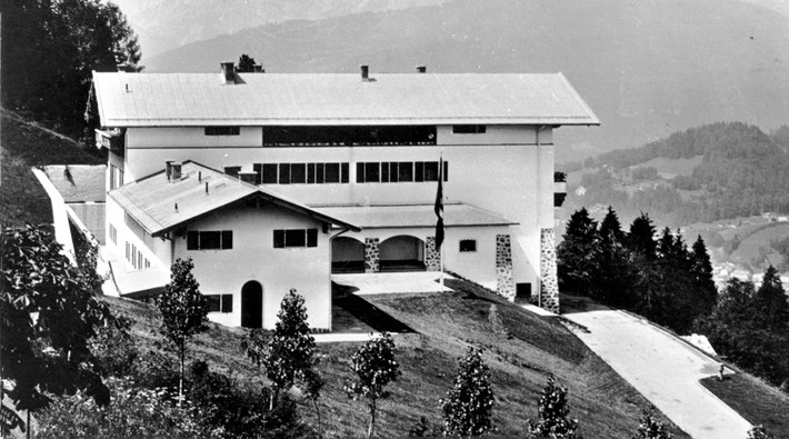 Căn biệt thự có tên là Berghof thường được Hitler và người tình lâu năm Eva Braun cùng một số quan chức cấp cao lui tới nghỉ dưỡng vào mùa Hè.