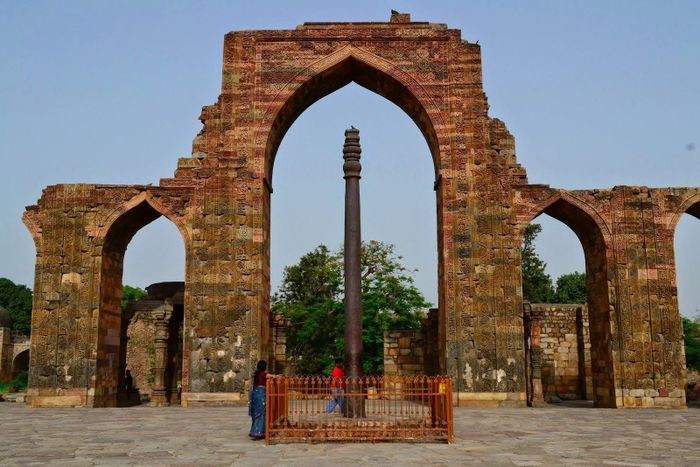 Cột sắt Delhi là một trong những di tích cổ nổi tiếng nhất Ấn Độ. Với niên đại hơn 1.600 năm tuổi, công trình này không bị gỉ sét khiến giới chuyên gia tò mò người xưa đã sử dụng công nghệ nào để luyện sắt.